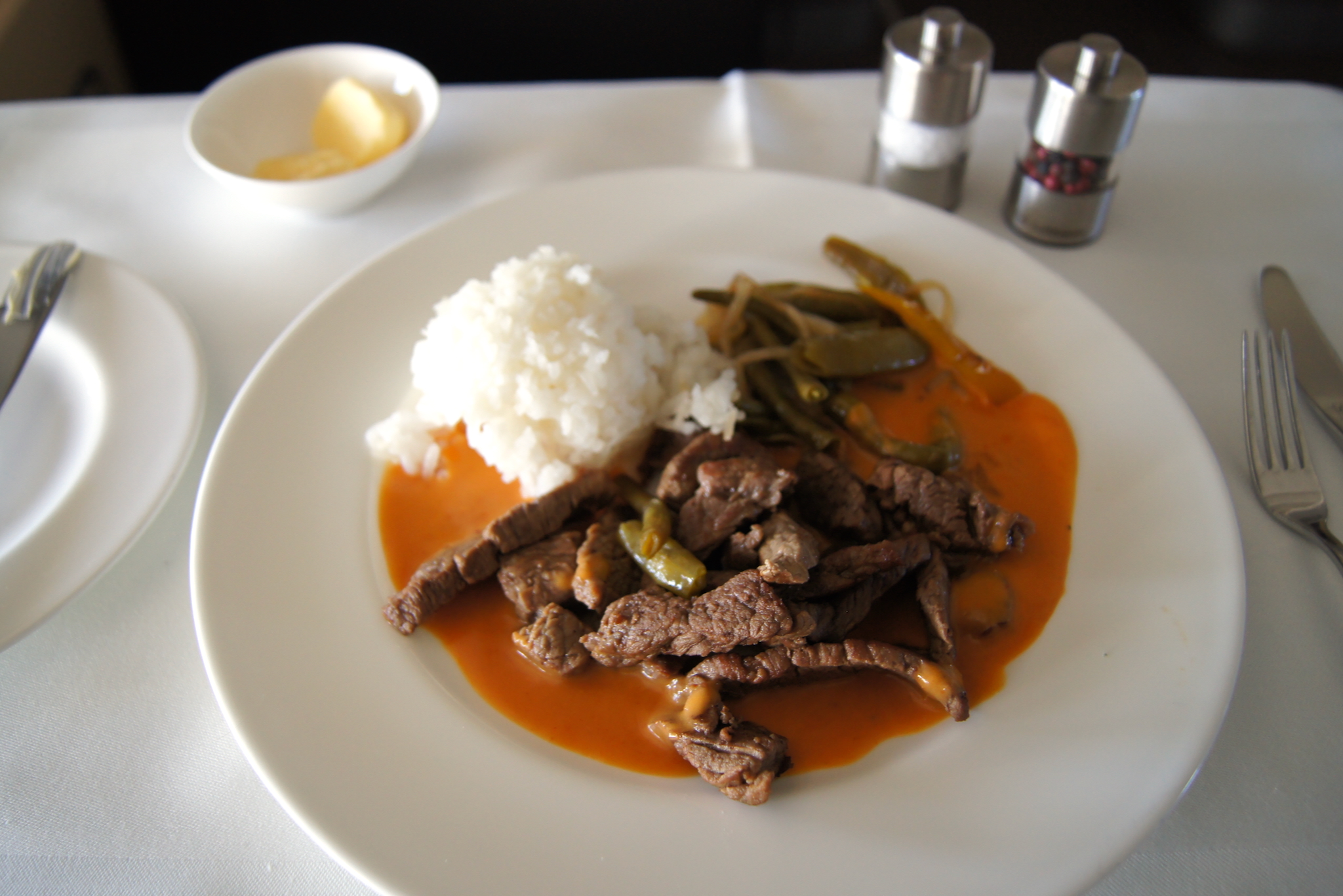 Rinderfiletstreifen in roter Thai-Currysauce mit Wokgemüse und Duftreis