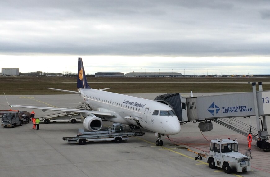 Lufthansa Regional Embraer ERJ-195LR (D-AEBH) am Gate in Leipzig