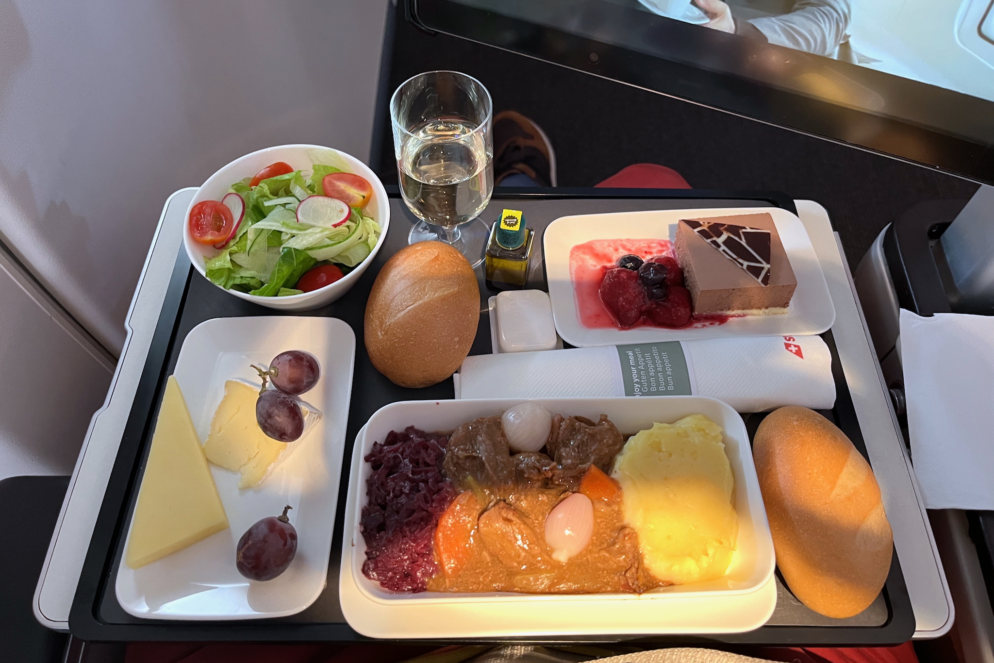 Hauptgang in der SWISS Premium Economy: Geschmorte Rinderbrust mit Rotweinsauce, Kartoffelstock, Rotkohl und Schalotten