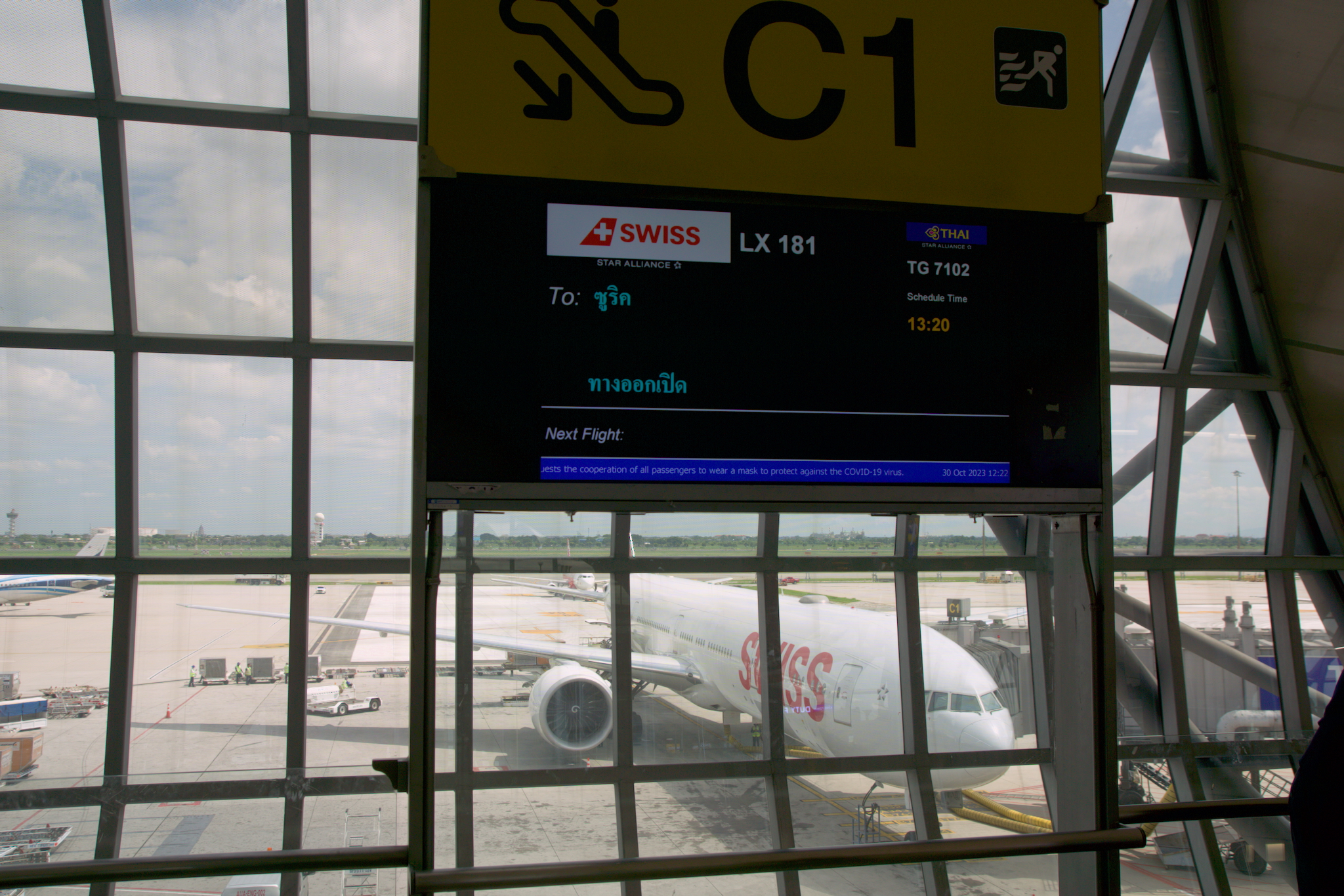 SWISS Boeing 777-300ER am Gate des Flughafens Bangkok