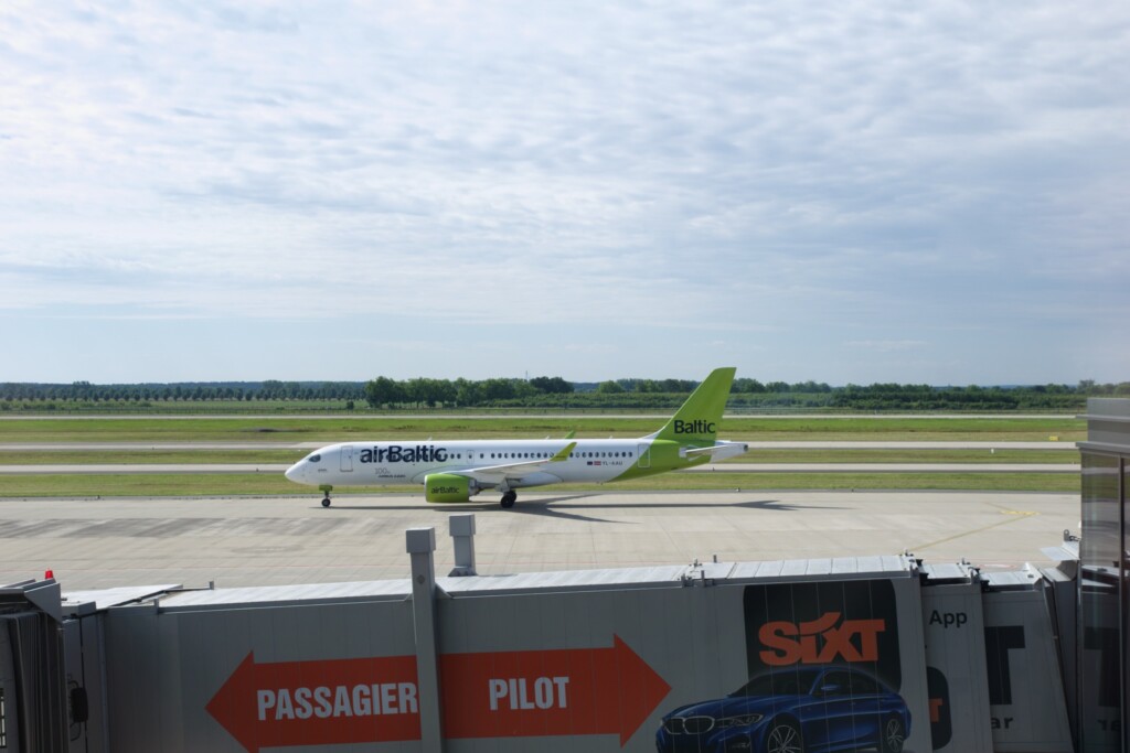Mehr über den Artikel erfahren airBaltic Economy Class Airbus A220-300 nach Tallinn