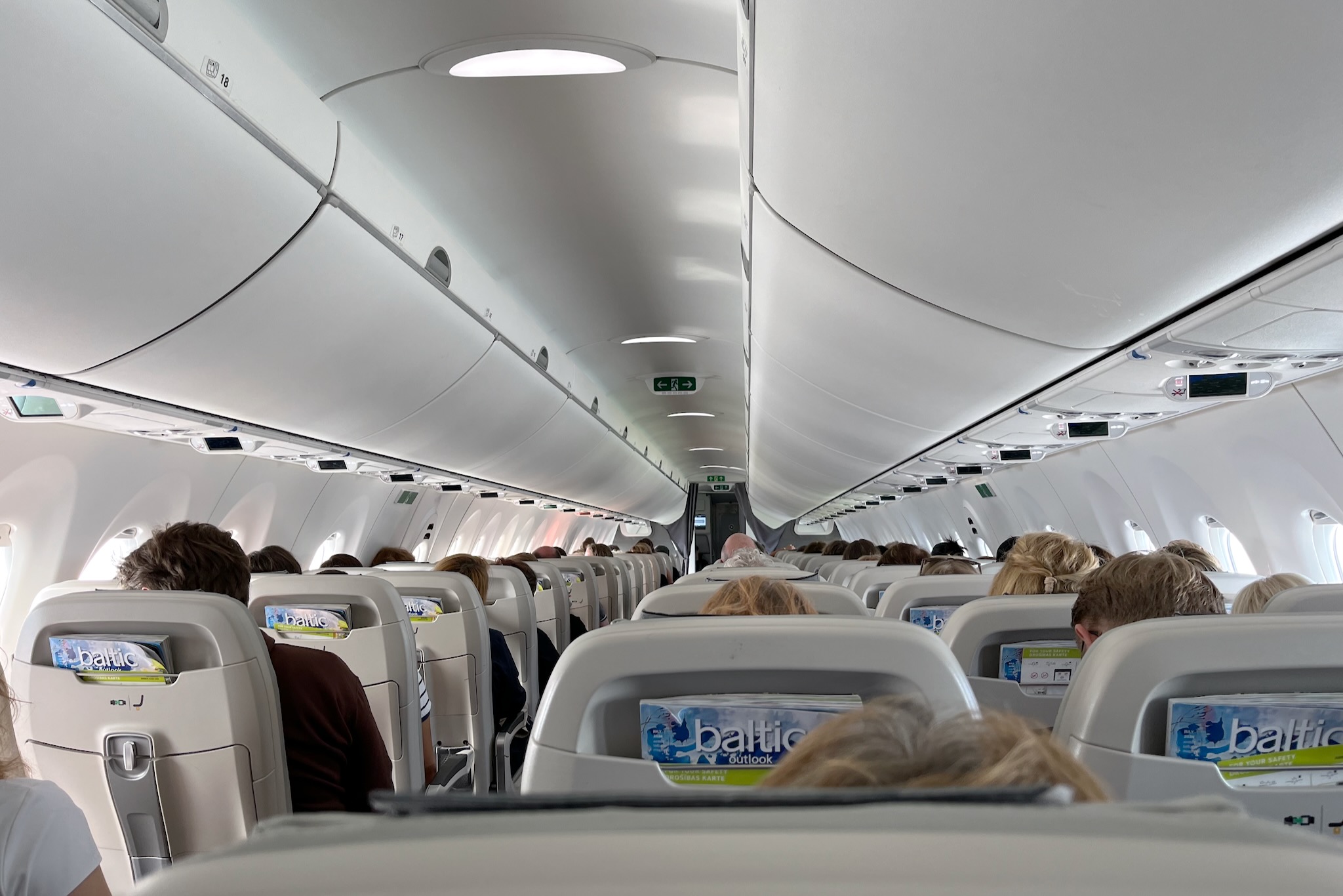 Kabine der airBaltic Economy Class Airbus A220-300